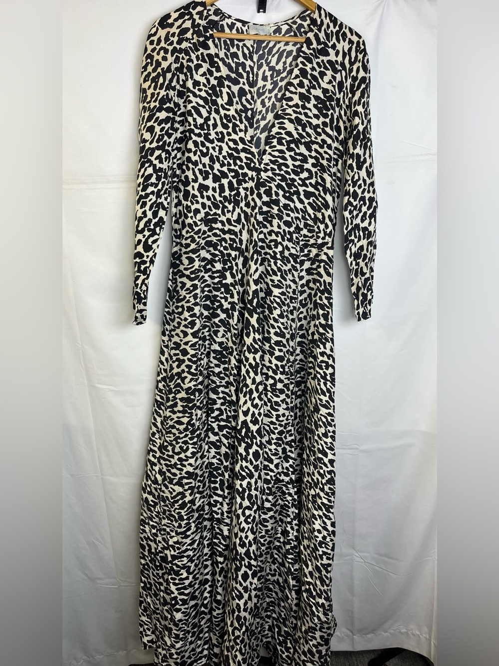 Suboo Black & White Leopard Print 100% Silk Maxi Dress Long Sleeve V-Neck Sz 4